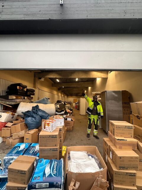 Tack vare Ibrahimas engagemang och insats får våra utregistrerade plagg en ny chans –
nu får kläderna hjälpa familjer i Senegal ❤️
Det känns fantastiskt att se hur det här fina samarbetet kan göra skillnad! Vill du följa projektet eller bidra på något sätt?
Besök gärna Facebook-gruppen ”Djiou – ett stödprojekt för behövande i Senegal” 🌍