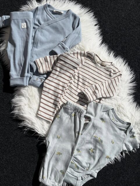 Bebiskläder storlek 56 💛 

Ljusblått set, Kappahl - 119kr
Randigt set, Kappahl - 119kr
Set, H&M - 79kr