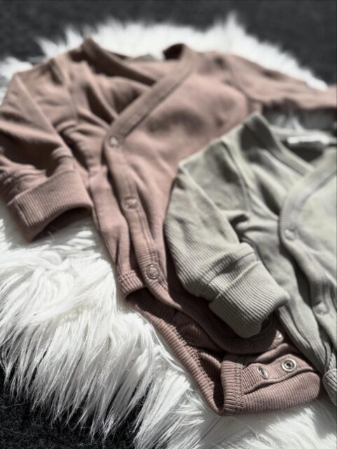 Bebiskläder storlek 50 💛 

Brun body, Kappahl - 49kr
Grön body, Kappahl - 49kr
Set, H&M - 79kr